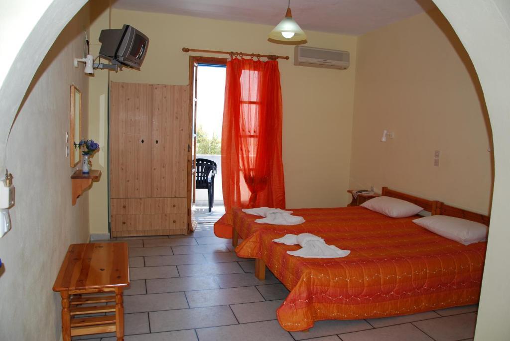 Koulas Pension - Red Lake Agios Prokopios  Room photo