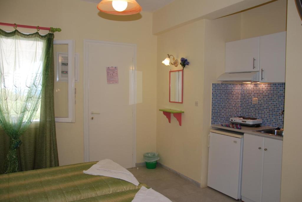 Koulas Pension - Red Lake Agios Prokopios  Room photo