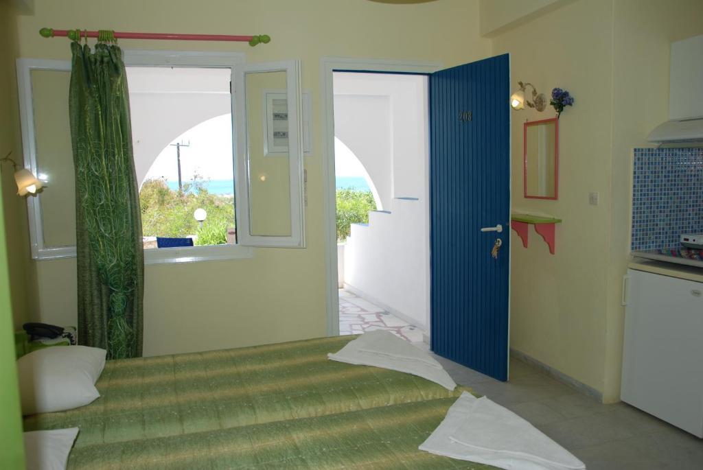 Koulas Pension - Red Lake Agios Prokopios  Room photo